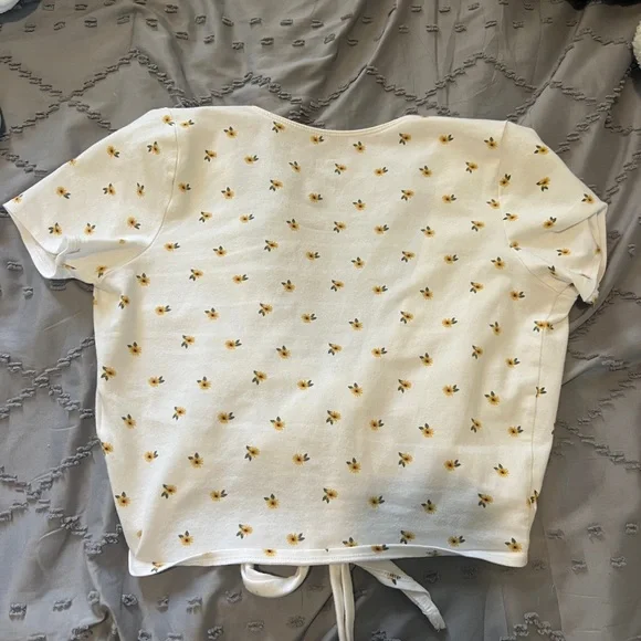 Hollister sunflower flattering wrap tie shirt - Picture 5 of 5